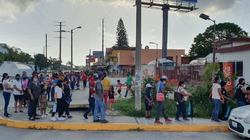 Largas filas y luchadores en jornada de vacunación para niños en Tampico 