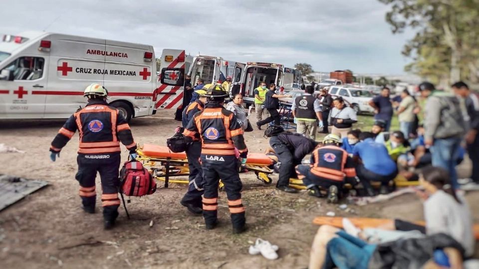 El choque fue entre una camioneta de pasajeros y un vehículo particular tipo sedán. 