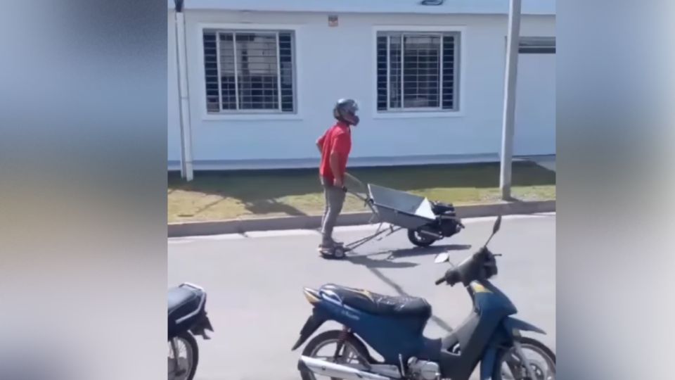 El hombre ideó una forma original para transportarse.