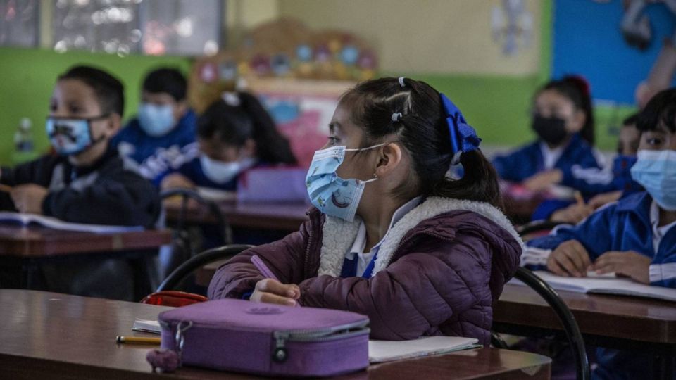 Imagen de estudiantes tomado clase en escuela primaria.