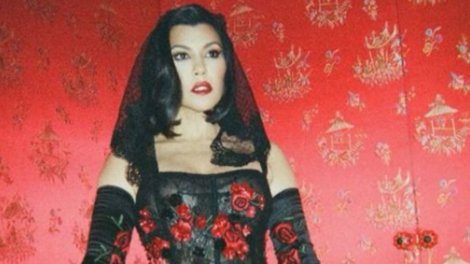 Kourney Kardashian te enseña a alargar tu figura con un outfit super seductor