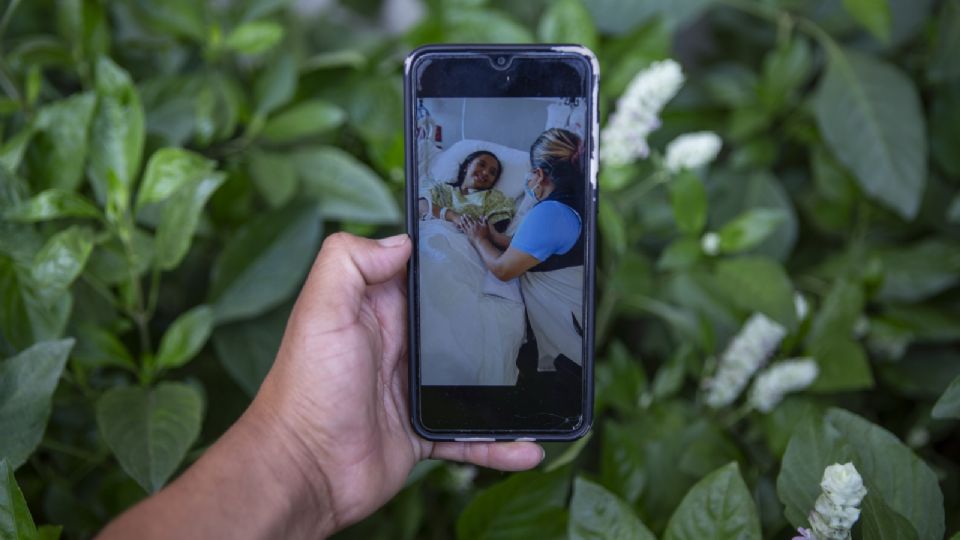 Mientras el tráiler iba en movimiento hizo paradas adicionales para recoger más migrantes