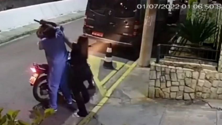 Pareja forcejea con ladrón, logra desarmarlo y lo tunden con su propio casco | VIDEO