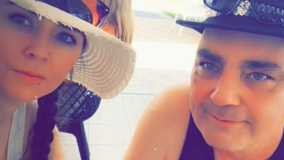 Tammi de 33 años junto a su padre de 62 años durante su viaje a Grecia el pasado mes de junio