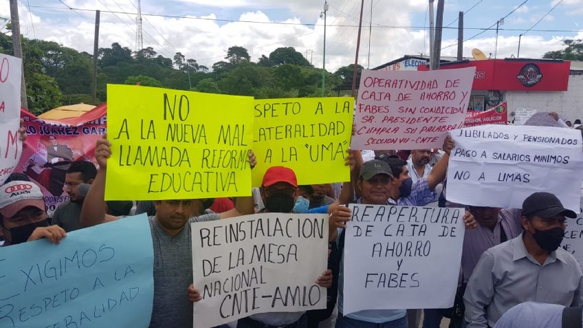 Protestan profesores de la CNTE afuera de evento de AMLO en Ocosingo; piden reinstalación de la Mesa Nacional