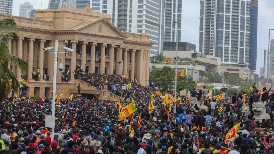 Algunos manifestantes compartieron en vivo diversos videos dentro de la residencia del presidente. FOTO: EFE