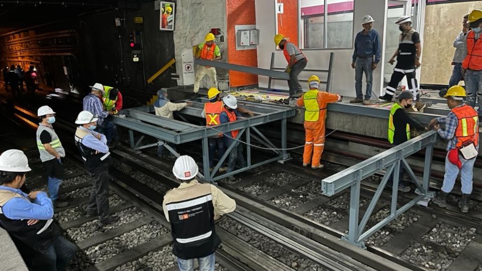 Guillermo Calderón Aguilera, director del Metro, supervisó el inicio de los trabajos, en conjunto con los ingenieros y técnicos que participarán en el proceso