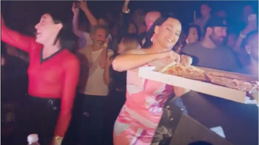 Katy Perry regala y avienta rebanadas de pizza al suelo en centro nocturno de Las Vegas | VIDEO