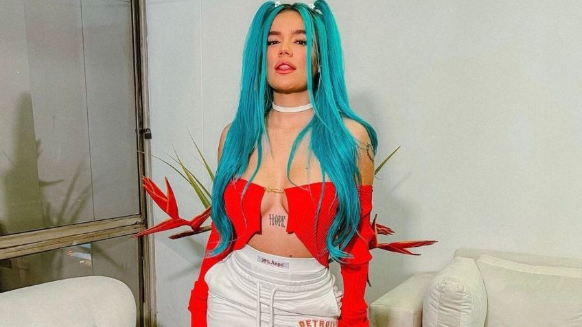 Karol G: 5 fotos en Instagram en las que derrochó belleza con su icónico cabello azul