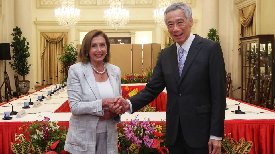 La presidenta de la Cámara de Representantes de los Estados Unidos, Nancy Pelosi y el primer ministro de Singapur, Lee Hsien Loong.