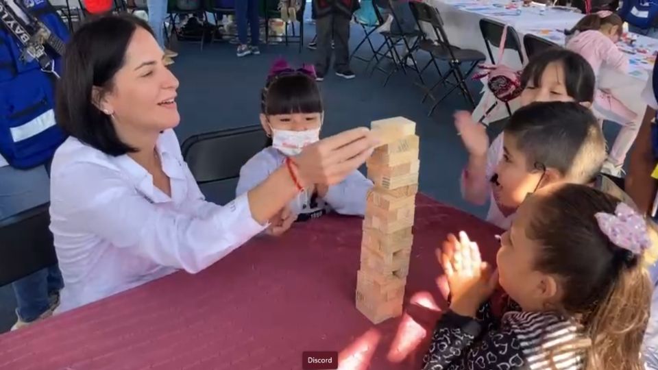 La alcaldesa Lía Limón participó en juegos de mesa con varios niños y niñas