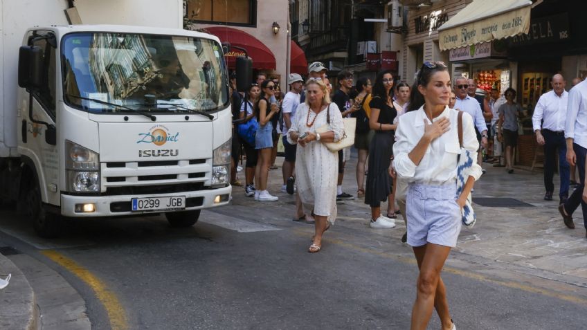 La reina Letizia define cómo usar shorts culotte de la forma más elegante este verano