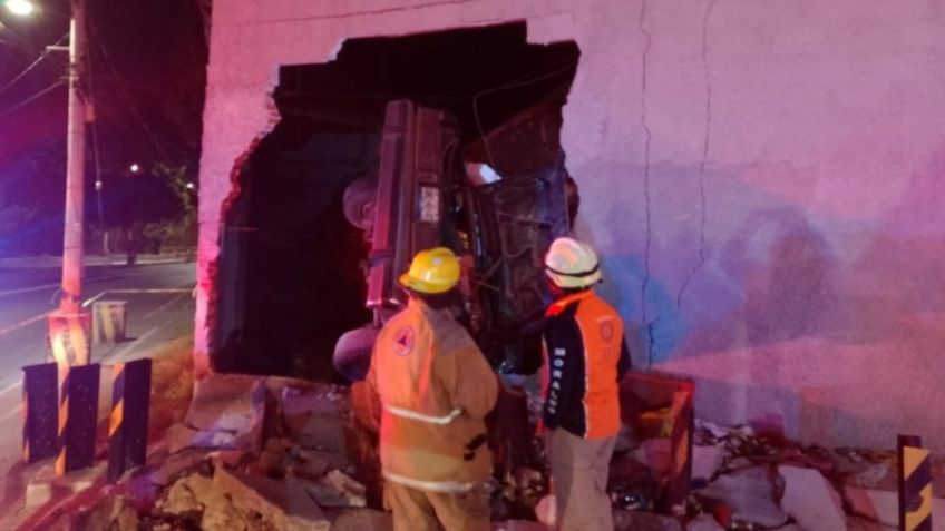 Terrible accidente en Puebla: dos personas murieron al estrellarse contra una pared y atravesarla | VIDEO