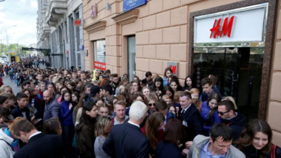 Cientos de personas acaparan una tienda H&M en Rusia.