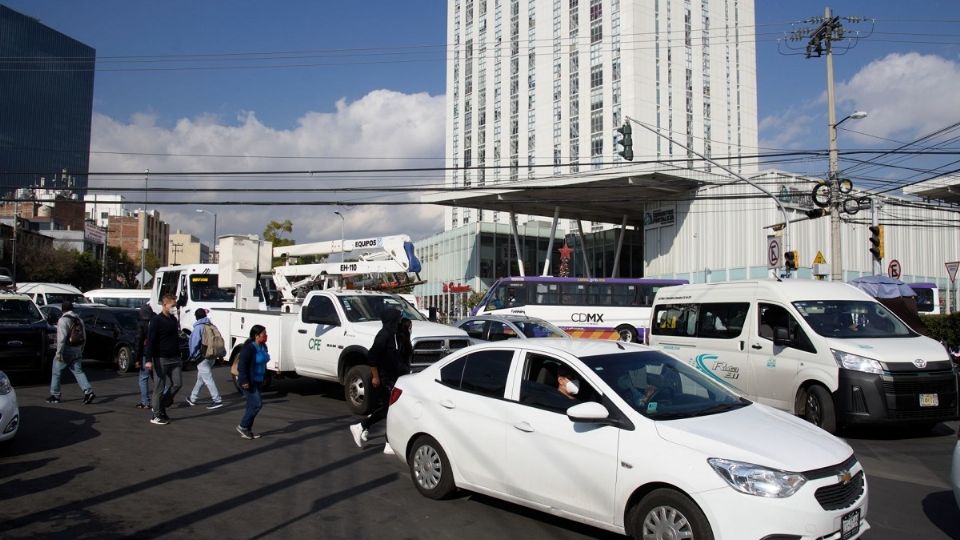 Según testigos, la mujer quedó tendida en el suelo.