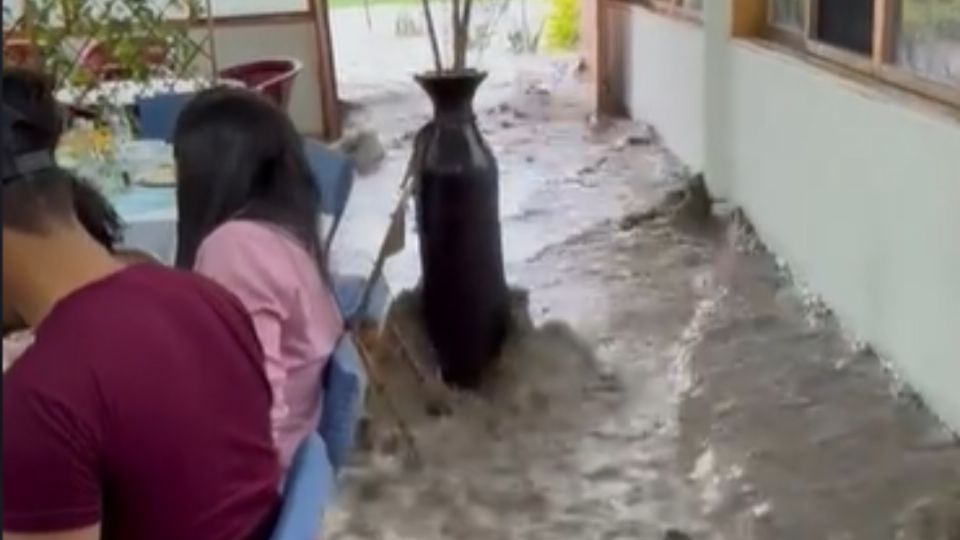 Los invitados comen tranquilamente mientras la corriente de agua pasa por debajo