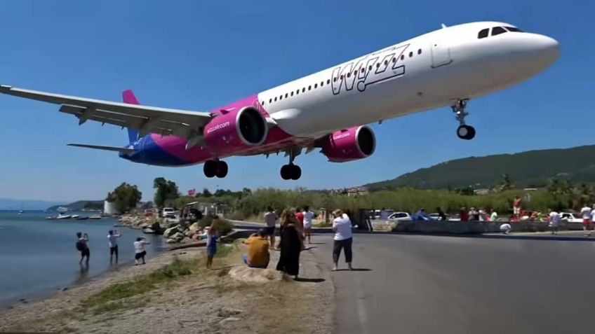 De infarto: El tenso momento en que avión roza las cabezas de turistas al aterrizar en una playa