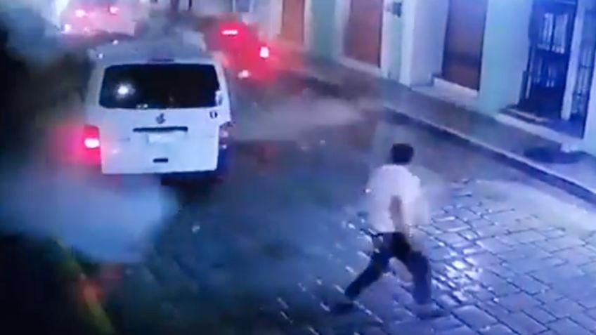 VIDEO | Se derrumba la fachada de casona y casi aplasta a un hombre en Campeche