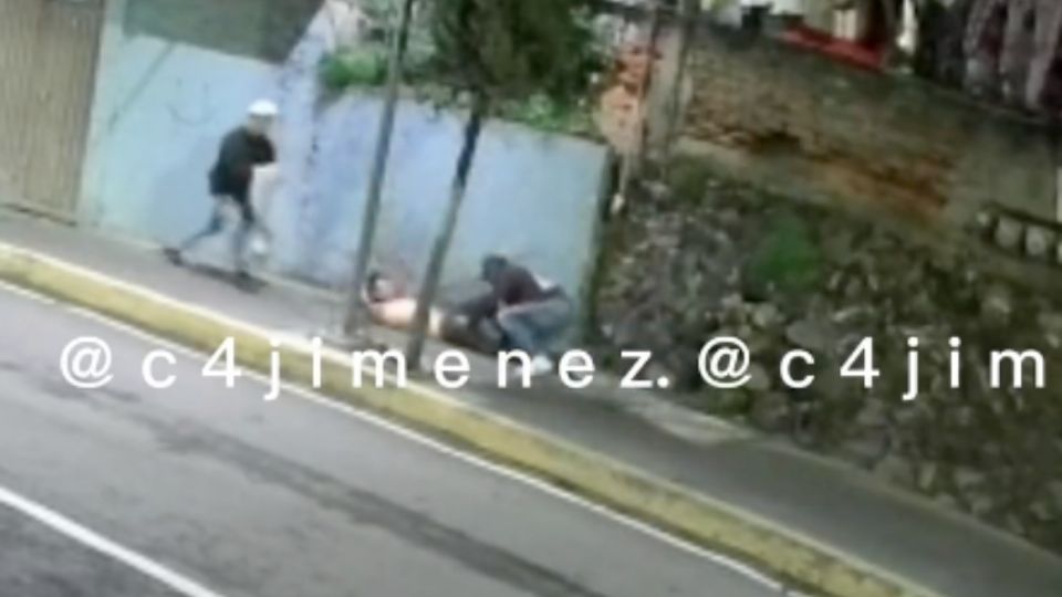 El joven quedó tendido en la calle.