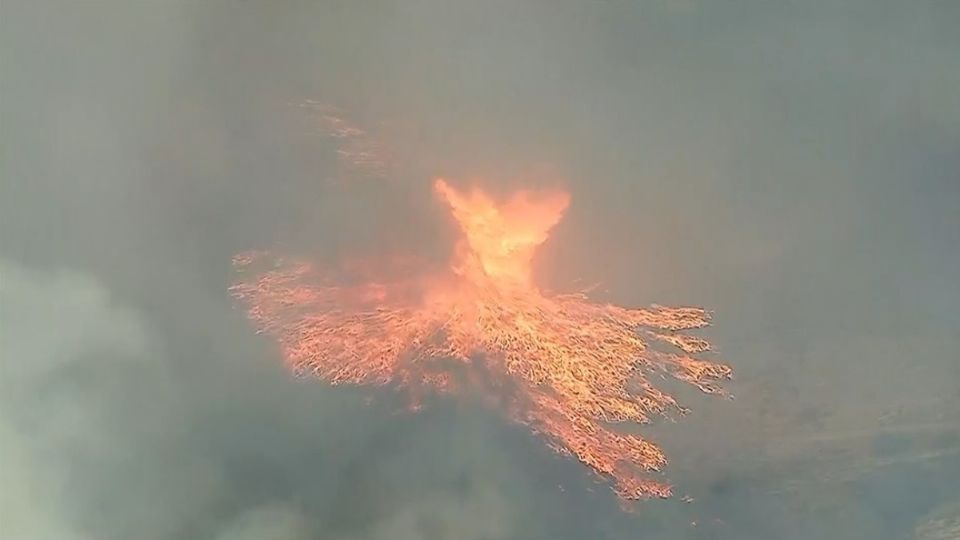 Imagen del incendio forestal activo en Gorman, zona cercana a las localidades de Old Ridge Route y Lancaster Road.