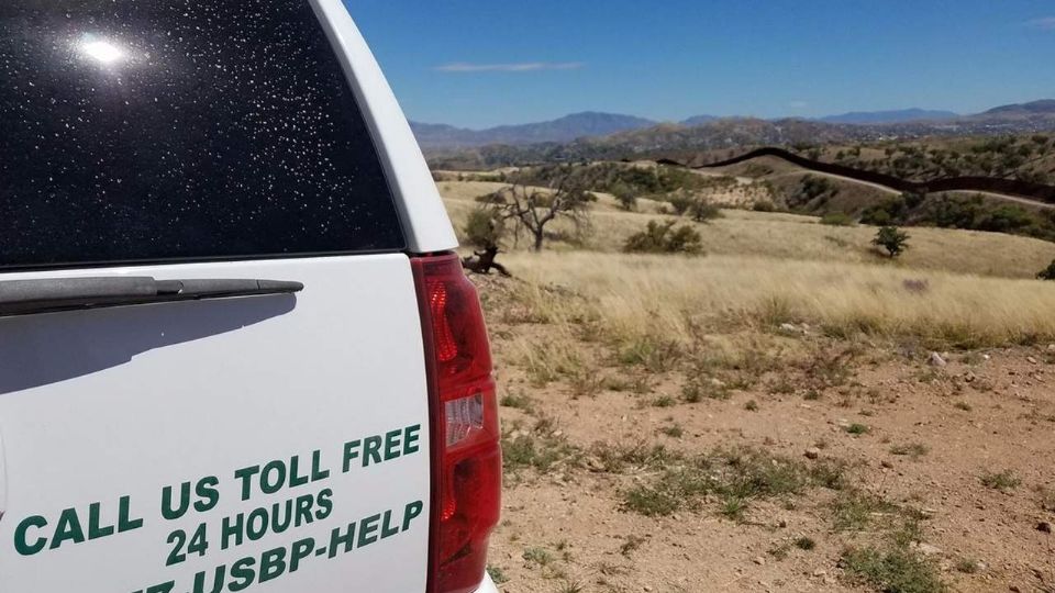 El traficante admitió que había abandonado a los hermanos en algún lugar remoto de la frontera