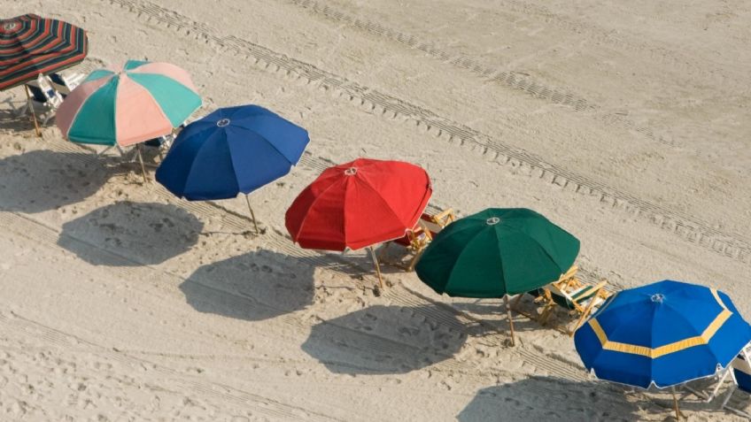 Trágicas vacaciones: Mujer muere empalada por una sombrilla de playa, la fuerza del viento causó el terrible accidente