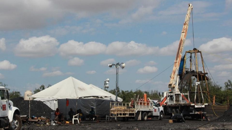 Los familiares esperan el rescate de los diez mineros atrapados