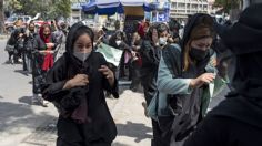 Talibanes disuelven protesta de mujeres afganas con disparos al aire y amenazas de muerte