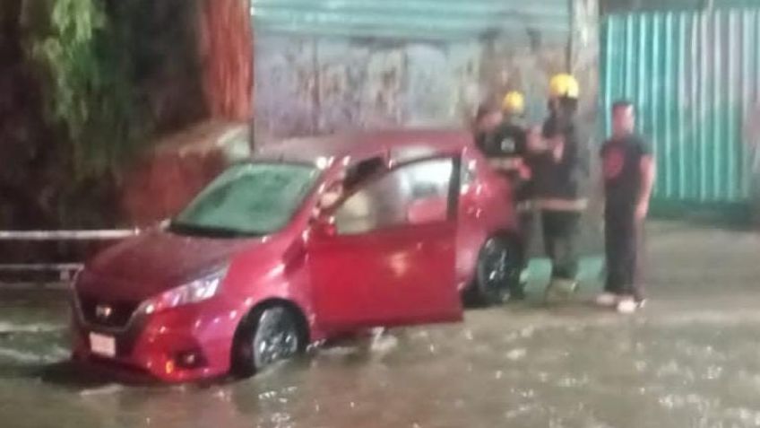 Bomberos del municipio de Aguascalientes auxilian a conductores al quedar sus vehículos varados