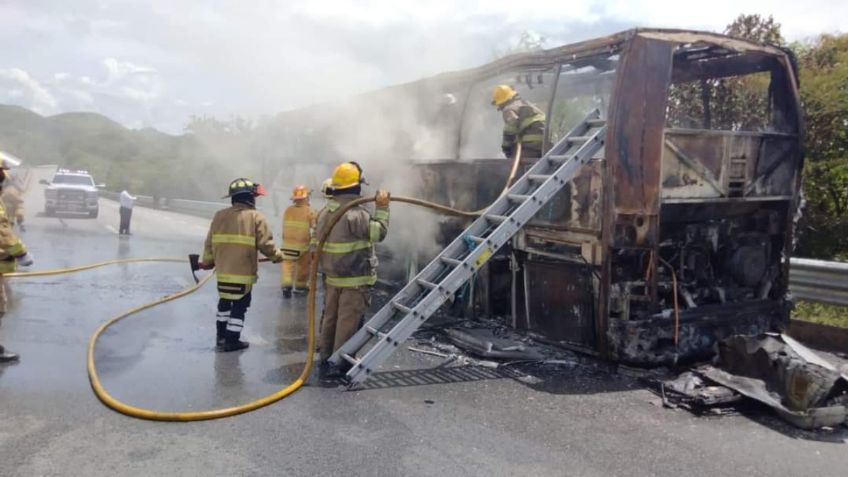 Se incendia autobús sobre la Autopista del Sol; no hay lesionados