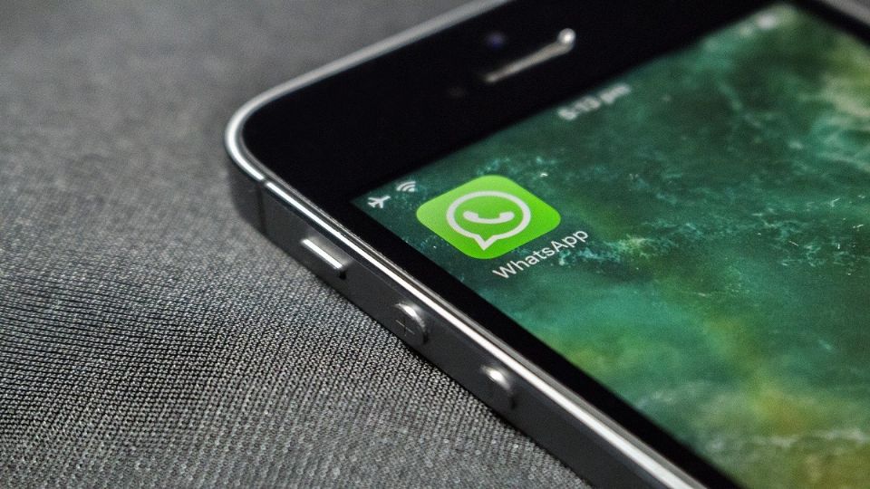 Seguramente te ha pasado que te fuiste a dormir y la aplicación de WhatsApp sigue marcando que estás conectado en la app.