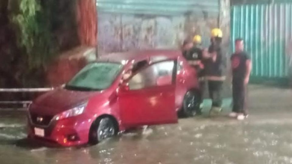 Automóvil se queda varado tras las intensas lluvias