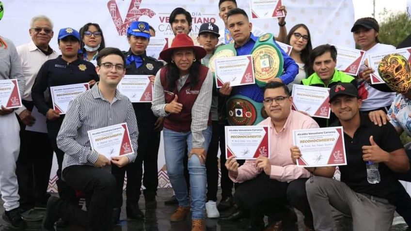 Venustiano Carranza entrega reconocimiento a jóvenes policías, deportistas, artistas y creadores