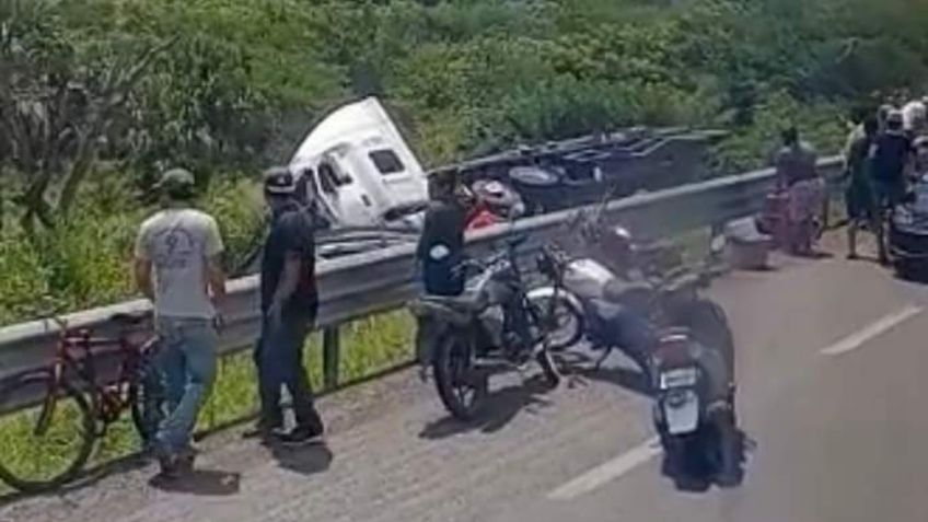 Rapiña en Oaxaca tras volcadura de tráiler que transportaba cerveza