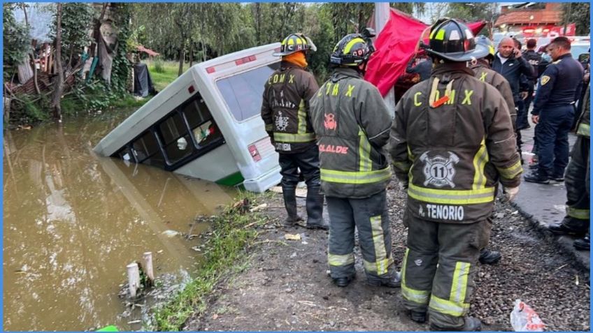 Conductor hunde su microbús en un canal de Xochimilco tras perder el control