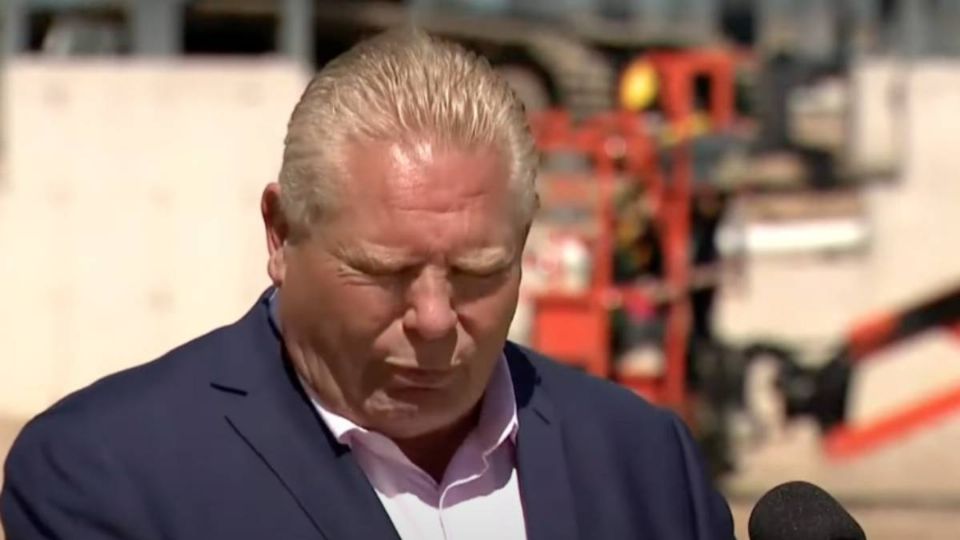 Doug Ford cuando se comió a la abeja en plena conferencia de prensa.