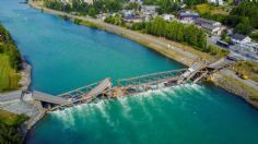 Colapsa puente de madera en Noruega: dos conductores son rescatados del agua | VIDEOS