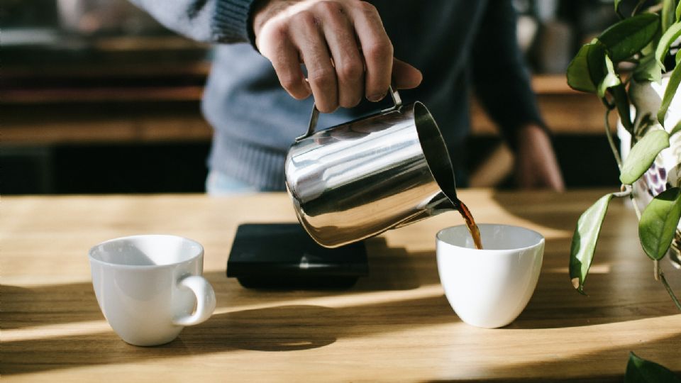 El café puede ayudarte a perder peso, pero causar malestares estomacales.