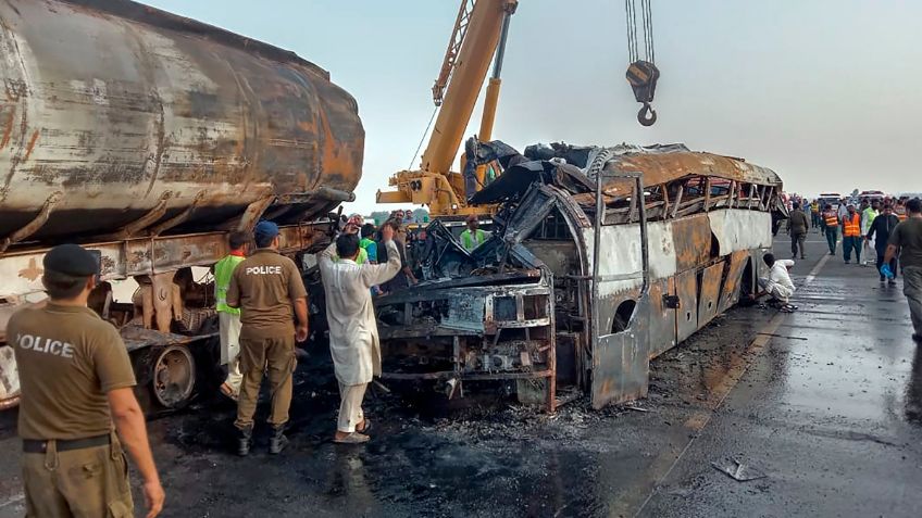 Mueren 20 personas calcinadas tras choque de autobús con pipa de gasolina en Pakistán