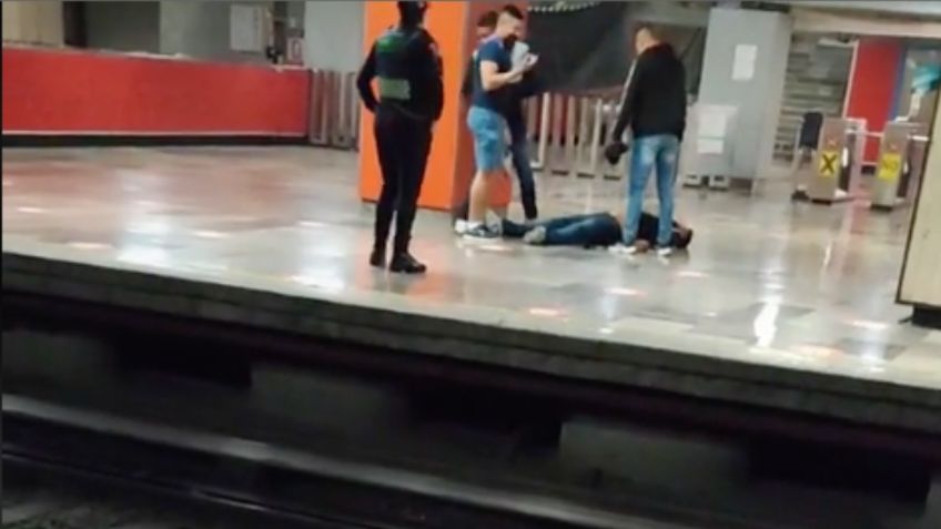 Metro CDMX: "Amigos" jalan por pasillos de la estación Allende a joven borracho y le roban los tenis