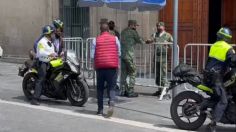 VIDEO: Rosa Icela Rodríguez llega en moto y entra corriendo a Palacio Nacional