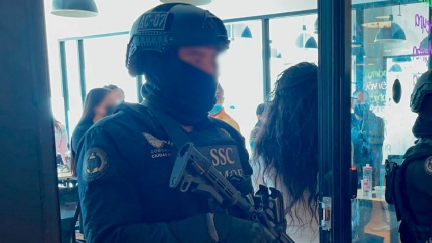 Despliegan fuerte operativo policiaco en Call Center de Paseo de la Reforma | VIDEOS