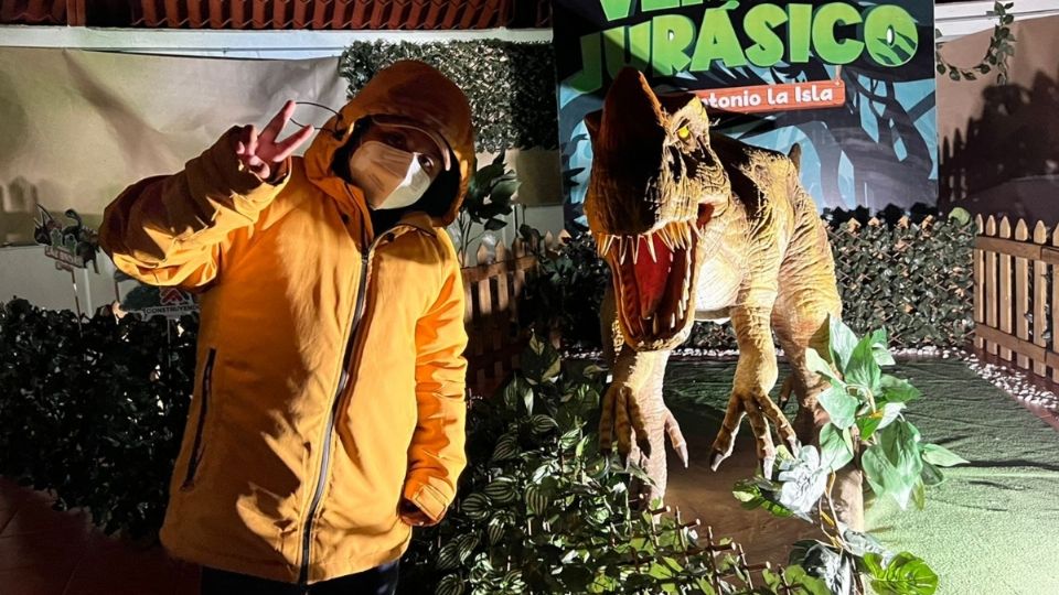 En San Antonio la Isla brindan un atractivo espectáculo nocturno de dinosaurios para niños