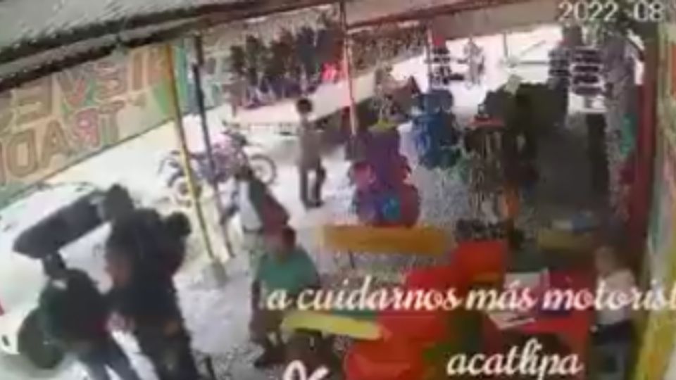 Los presuntos ladrones logran su cometido e inmediatamente toman su motocicleta para huir del sitio