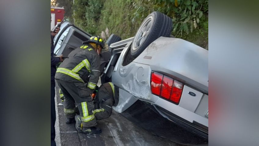 Auto vuelca en la México-Toluca a toda velocidad, hay una persona herida