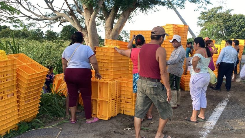 Volcadura de tráiler con plásticos termina en rapiña ¡Y la venden en redes sociales!