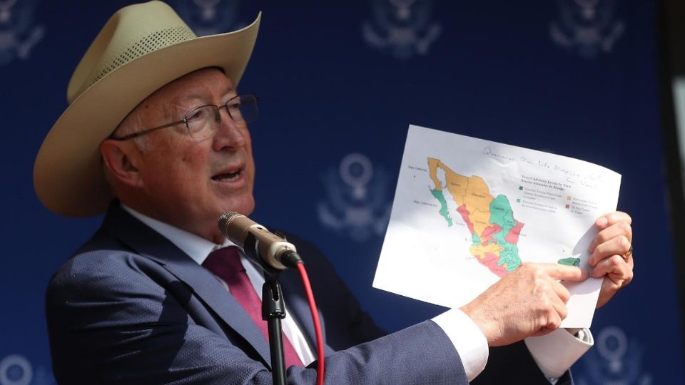 Ken Salazar aseguró que su deseo es que todo México esté en verde. FOTO: EFE