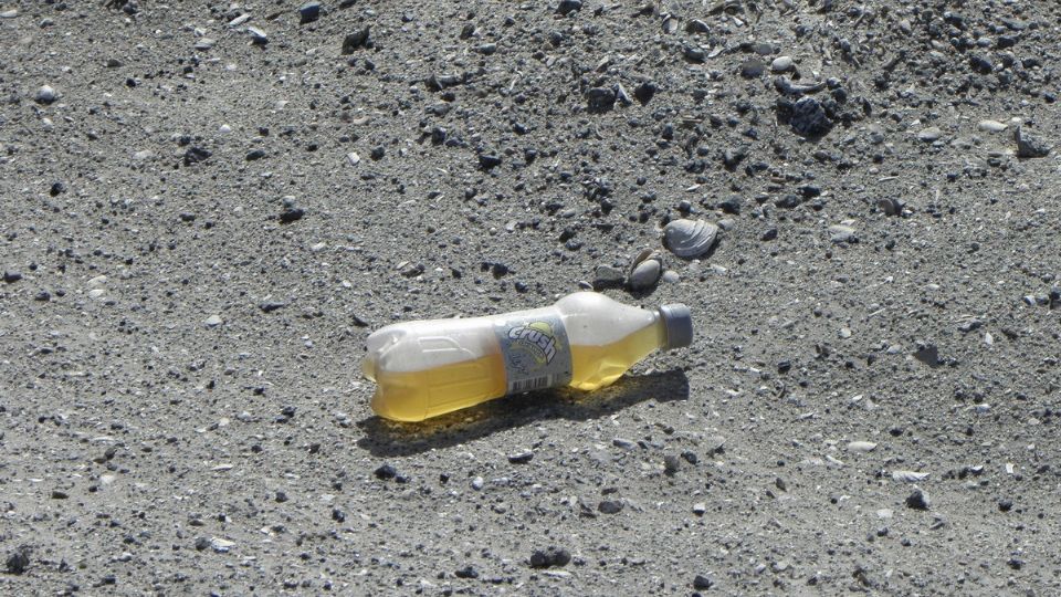 La botella cayó del cielo y por el impactó el sujeto perdió el conocimiento