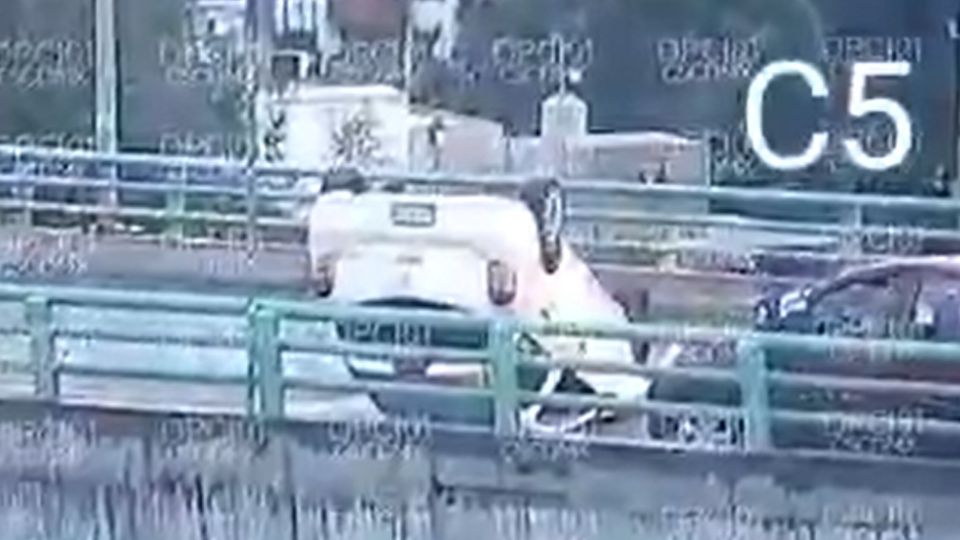 Automovilista volcó en el segundo piso del periférico en la CDMX