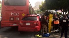 Fuerte carambola en Insurgentes Norte: varios autos chocaron contra el Metrobús